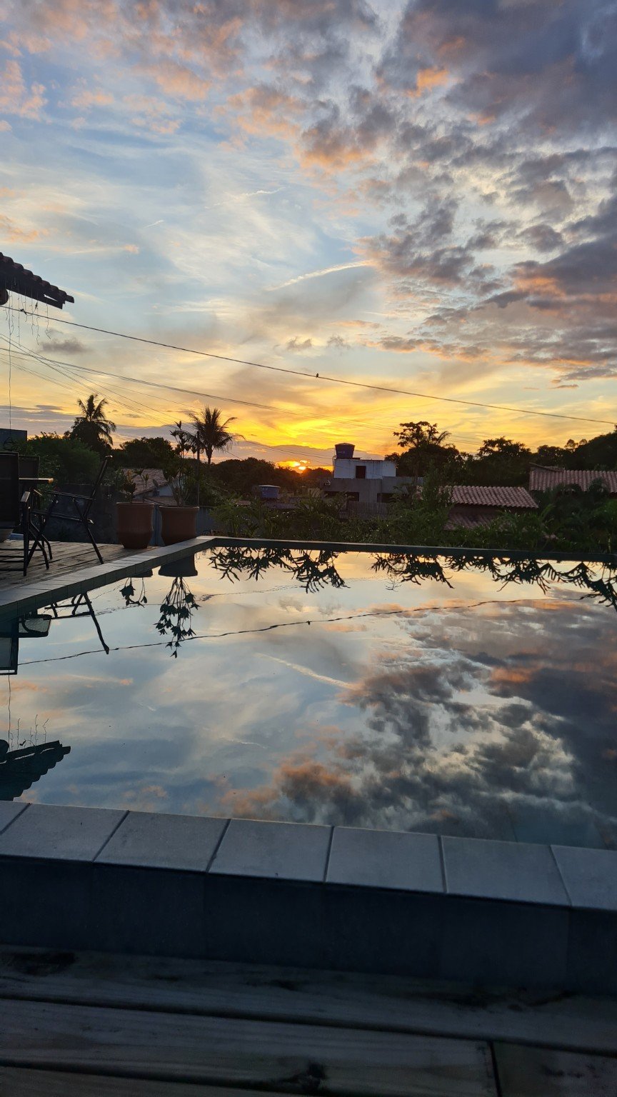 Piscina refletindo o céu